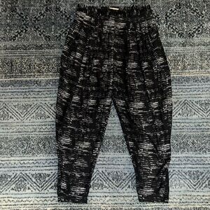 New (NWOT) Black & White Printed Harem Pants w Zippers at the Bottom Lightweight